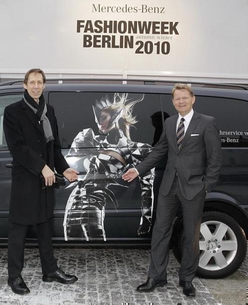 Mercdes-Benz Fashion Week Berlin 2010: Fotograf Nick Knight und Anders Sundt Jensen, Leiter Markenkommunikation Mercedes-Benz Cars.